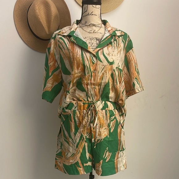 SHEIN | 2 Piece Set Green and Cream Top with Matching ShortsSize Medium - Picture 2 of 8